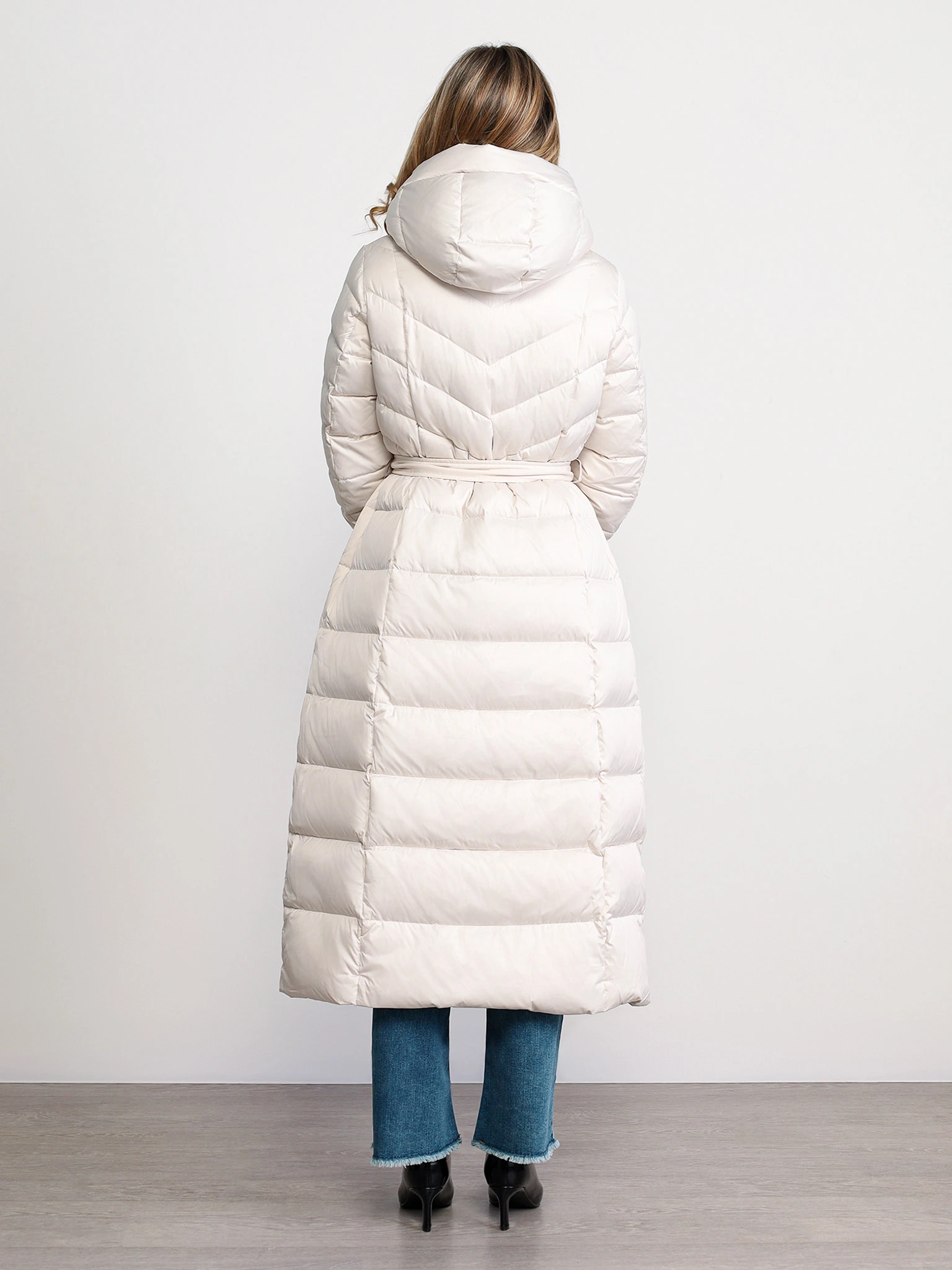 Пуховик светло-бежевого цвета с капюшоном